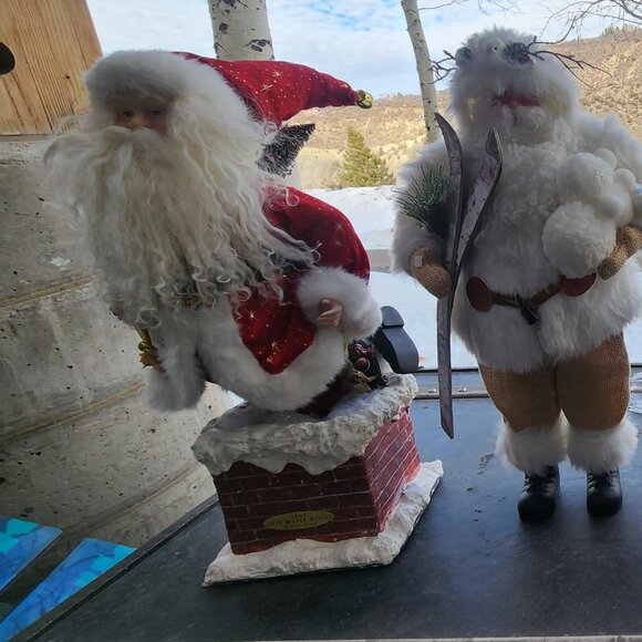 Santa Figurine holding bag of toys - Old World Collection - Picture 5 of 8